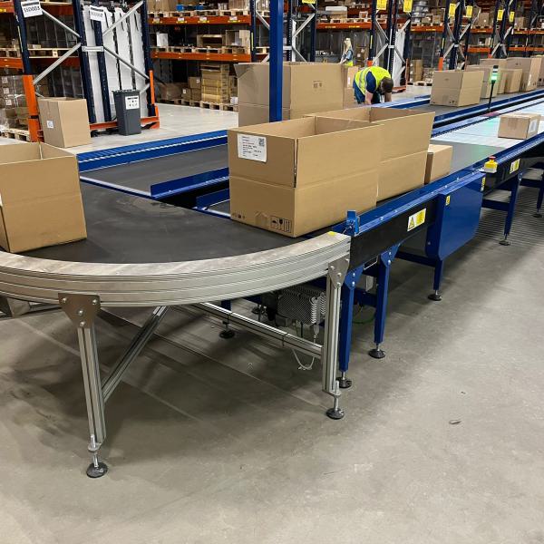 Transportation of boxes using a curved conveyor